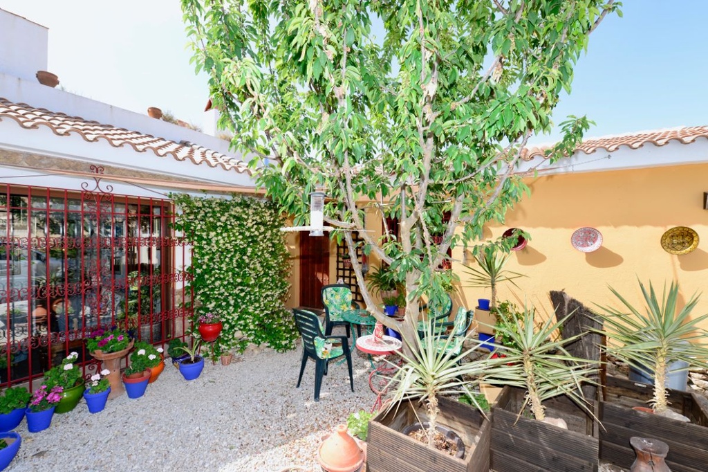 Unieke woning met grot te koop in Cúllar, El Margen, binnenland Granada