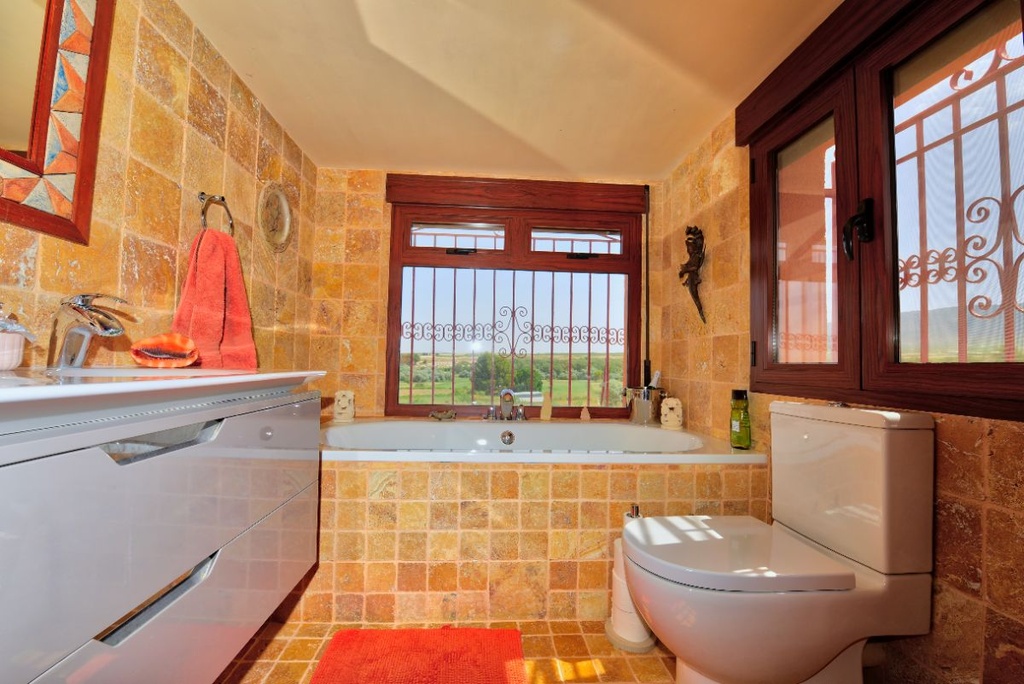 Unieke woning met grot te koop in Cúllar, El Margen, binnenland Granada