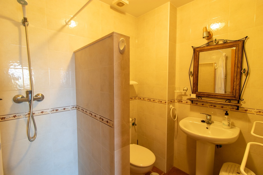 Veelzijdige landelijke woning met prachtig uitzicht in Alora
