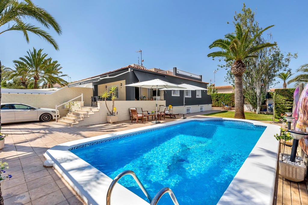 Vrijstaande villa te koop in Torrevieja