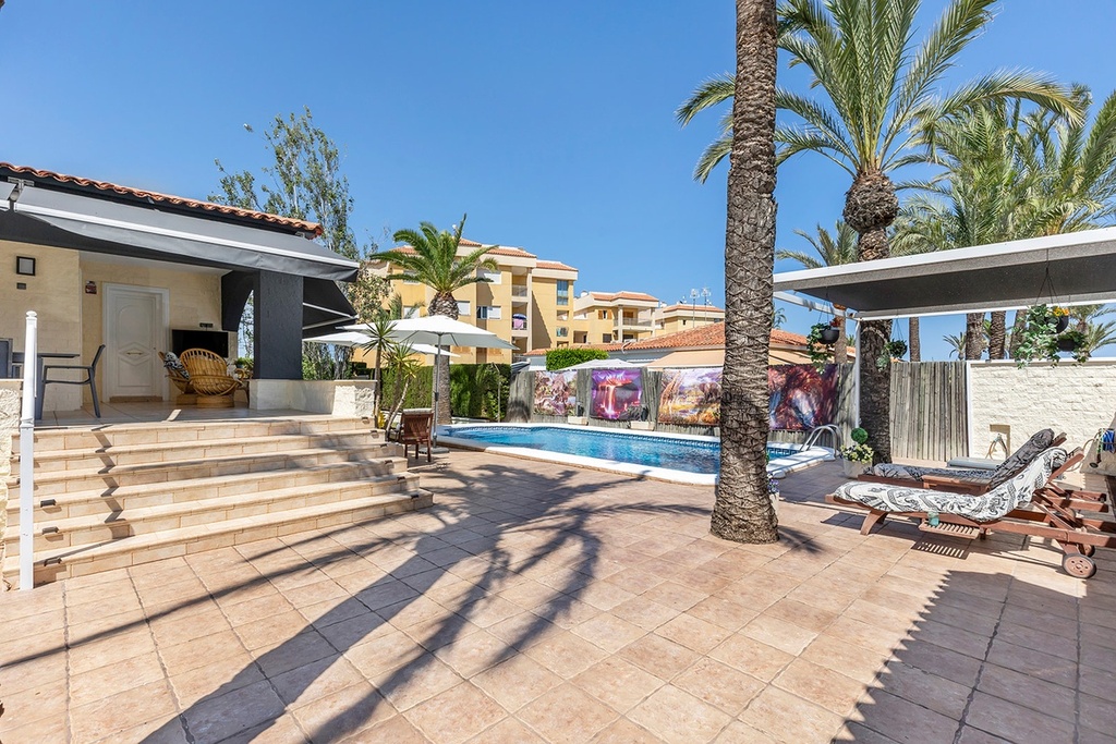 Vrijstaande villa te koop in Torrevieja