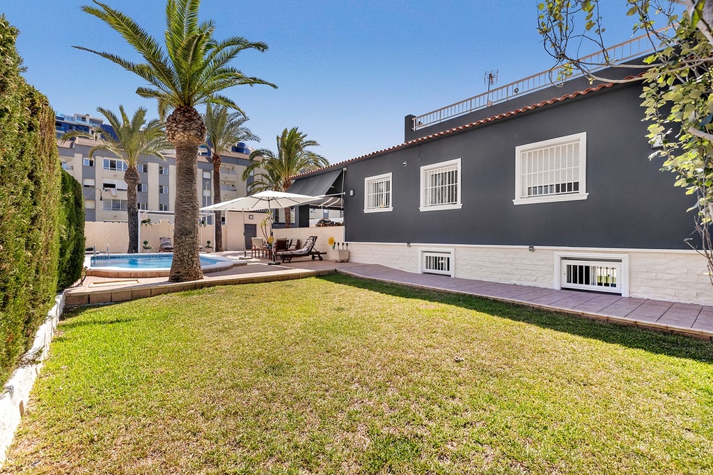 Vrijstaande villa te koop in Torrevieja