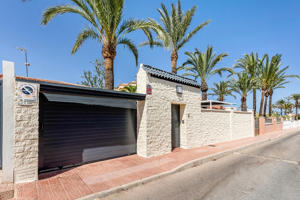 Vrijstaande villa te koop in Torrevieja