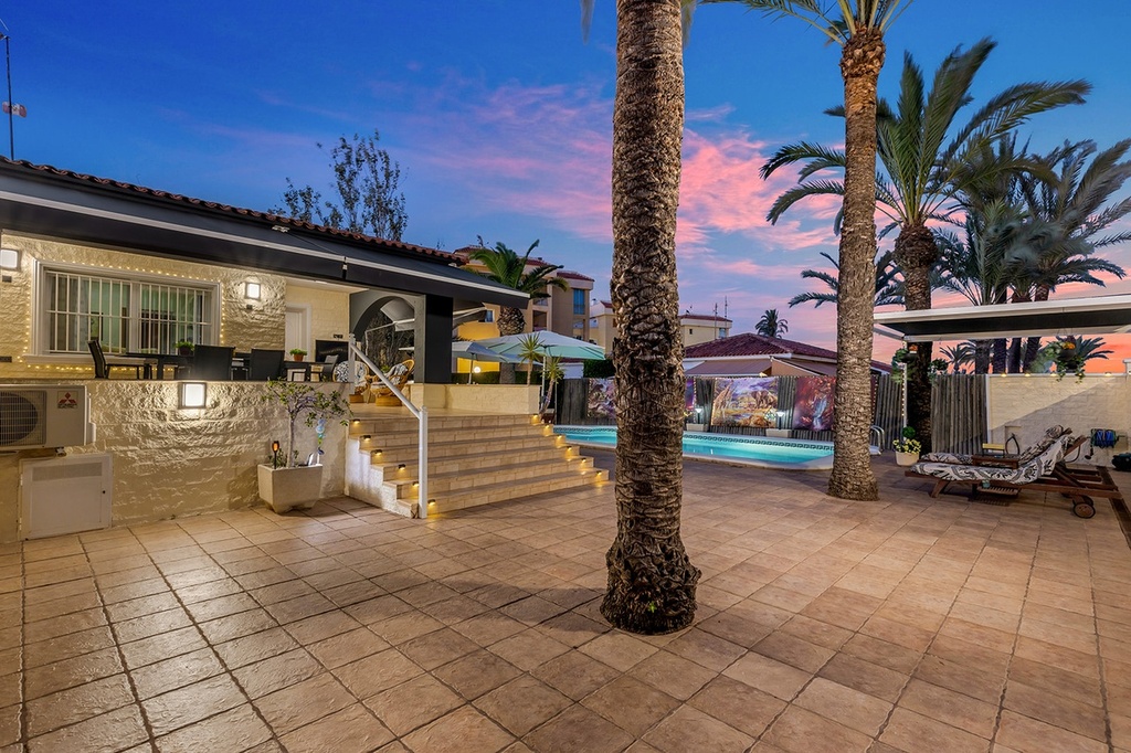Vrijstaande villa te koop in Torrevieja