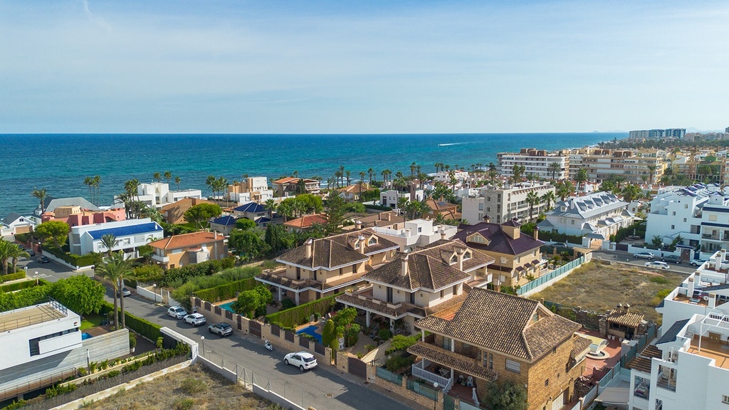 Vrijstaande villa te koop in Torrevieja