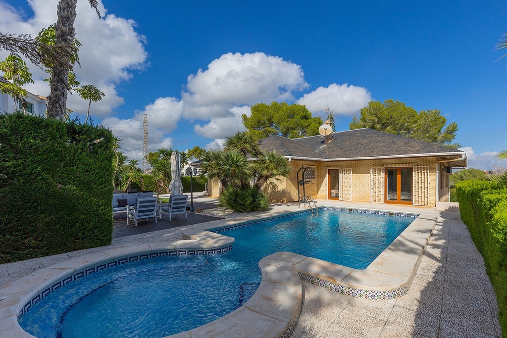 Villa Vrijstaande Te Koop in Orihuela Costa