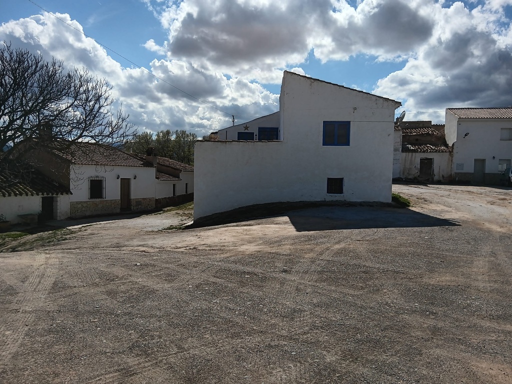 Fantastische gelegenheid in Caniles, Granada – 5 slaapkamers, 2 badkamers, 2 volledig functionele keukens, Twee-verdiepings hoofdwoning, Zelfstandig 1-slaapkamer appartement met eigen ingang – Ook huur-tot-koop optie beschikbaar