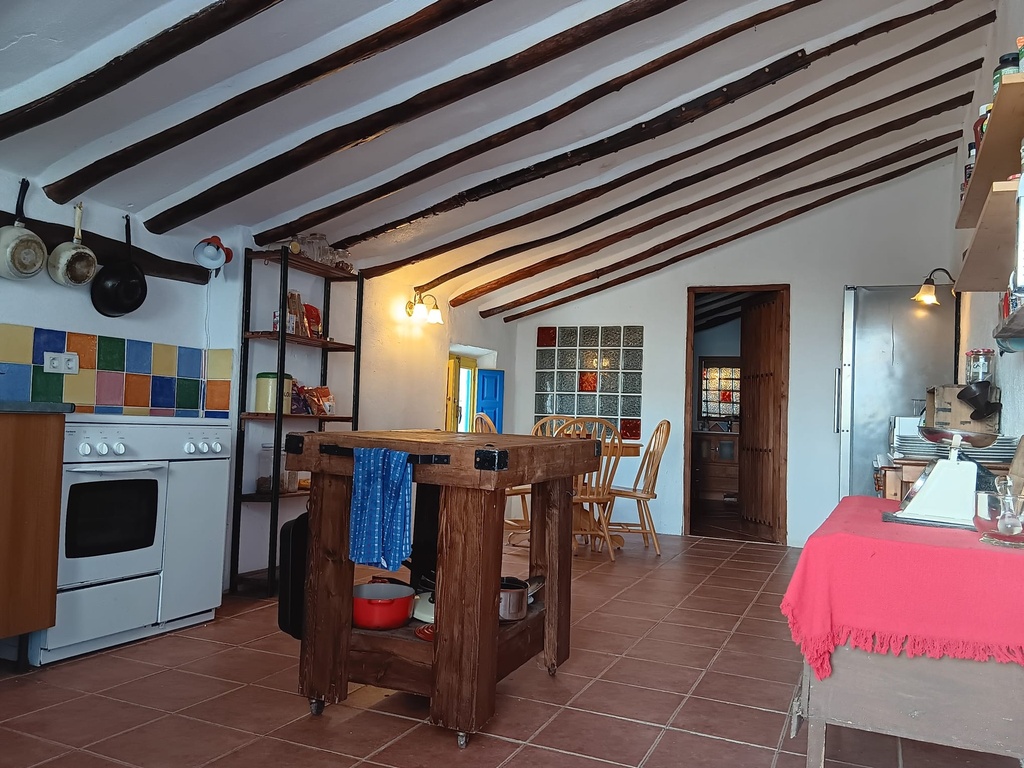 Fantastische gelegenheid in Caniles, Granada – 5 slaapkamers, 2 badkamers, 2 volledig functionele keukens, Twee-verdiepings hoofdwoning, Zelfstandig 1-slaapkamer appartement met eigen ingang – Ook huur-tot-koop optie beschikbaar