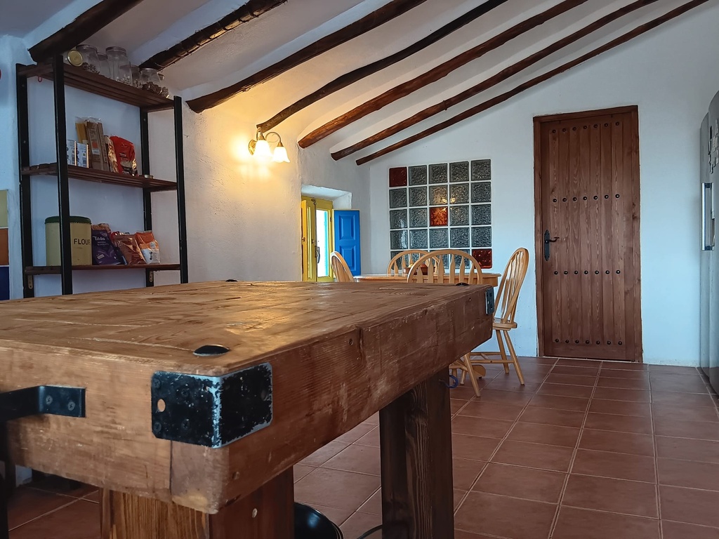 Fantastische Gelegenheid in Caniles – 5 slaapkamers, 2 badkamers, 2 volledig functionele keukens, Hoofdwoning met twee verdiepingen, Zelfstandig 1-slaapkamer appartement met private ingang – Ook beschikbaar met Koop-op-Afbetaling Optie