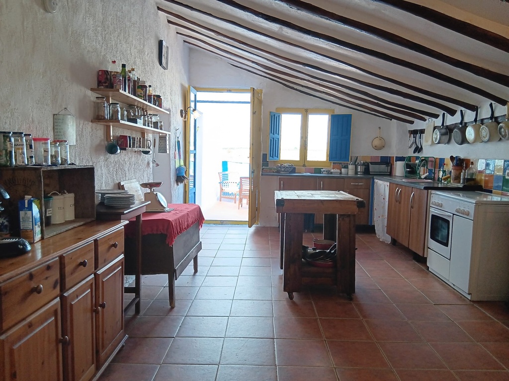 Fantastische gelegenheid in Caniles, Granada – 5 slaapkamers, 2 badkamers, 2 volledig functionele keukens, Twee-verdiepings hoofdwoning, Zelfstandig 1-slaapkamer appartement met eigen ingang – Ook huur-tot-koop optie beschikbaar