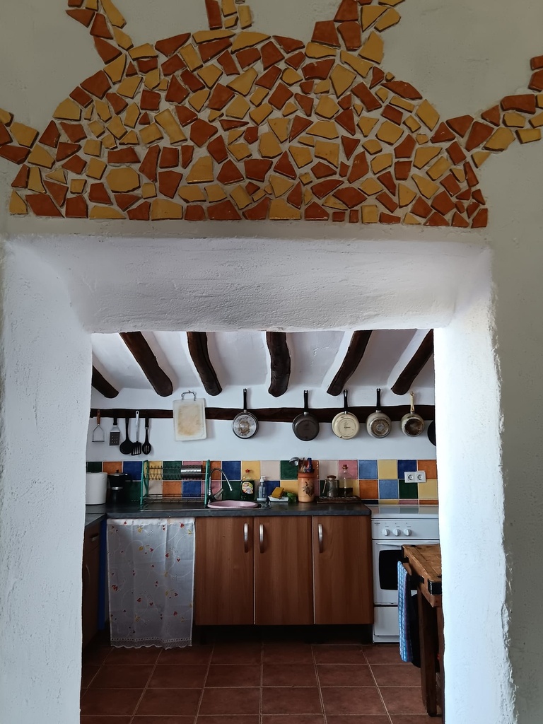 Fantastische gelegenheid in Caniles, Granada – 5 slaapkamers, 2 badkamers, 2 volledig functionele keukens, Twee-verdiepings hoofdwoning, Zelfstandig 1-slaapkamer appartement met eigen ingang – Ook huur-tot-koop optie beschikbaar
