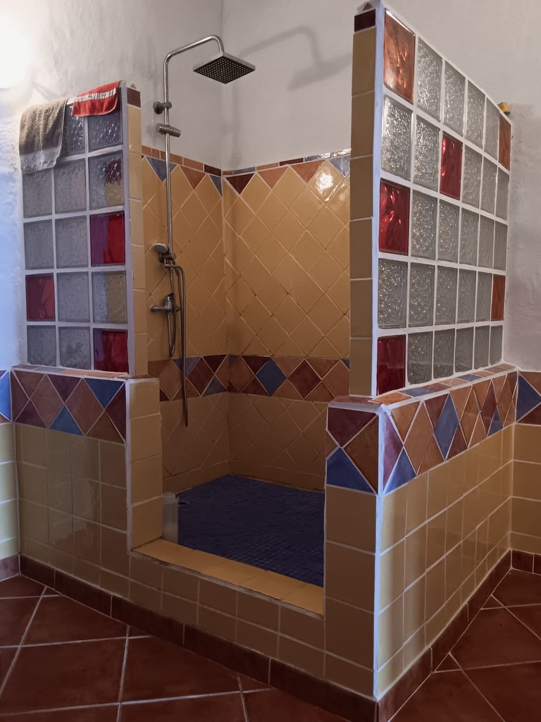 Fantastische gelegenheid in Caniles, Granada – 5 slaapkamers, 2 badkamers, 2 volledig functionele keukens, Twee-verdiepings hoofdwoning, Zelfstandig 1-slaapkamer appartement met eigen ingang – Ook huur-tot-koop optie beschikbaar