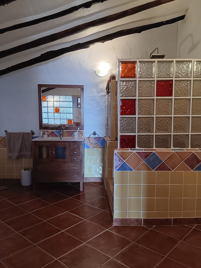 Fantastische Gelegenheid in Caniles – 5 slaapkamers, 2 badkamers, 2 volledig functionele keukens, Hoofdwoning met twee verdiepingen, Zelfstandig 1-slaapkamer appartement met private ingang – Ook beschikbaar met Koop-op-Afbetaling Optie