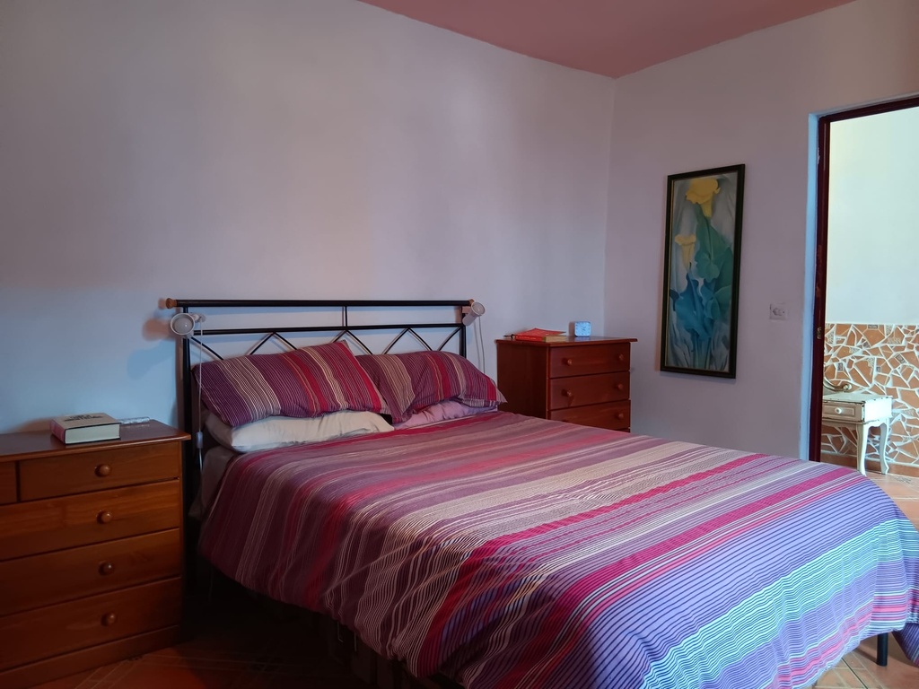 Fantastische gelegenheid in Caniles, Granada – 5 slaapkamers, 2 badkamers, 2 volledig functionele keukens, Twee-verdiepings hoofdwoning, Zelfstandig 1-slaapkamer appartement met eigen ingang – Ook huur-tot-koop optie beschikbaar