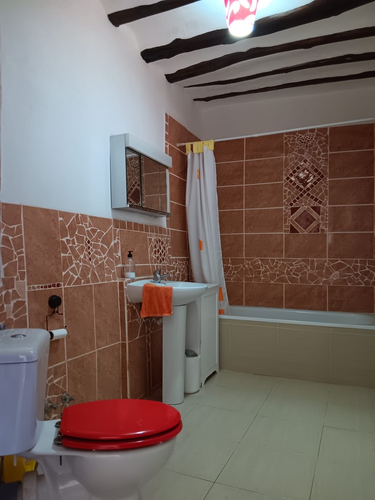 Fantastische gelegenheid in Caniles, Granada – 5 slaapkamers, 2 badkamers, 2 volledig functionele keukens, Twee-verdiepings hoofdwoning, Zelfstandig 1-slaapkamer appartement met eigen ingang – Ook huur-tot-koop optie beschikbaar