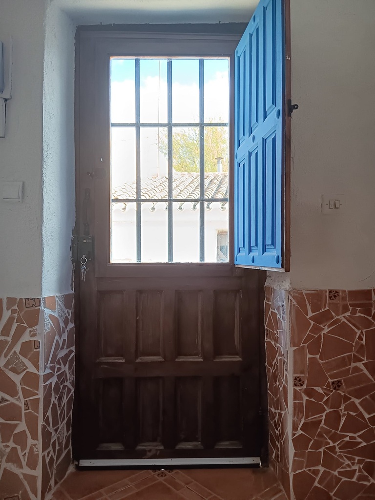 Fantastische Gelegenheid in Caniles – 5 slaapkamers, 2 badkamers, 2 volledig functionele keukens, Hoofdwoning met twee verdiepingen, Zelfstandig 1-slaapkamer appartement met private ingang – Ook beschikbaar met Koop-op-Afbetaling Optie