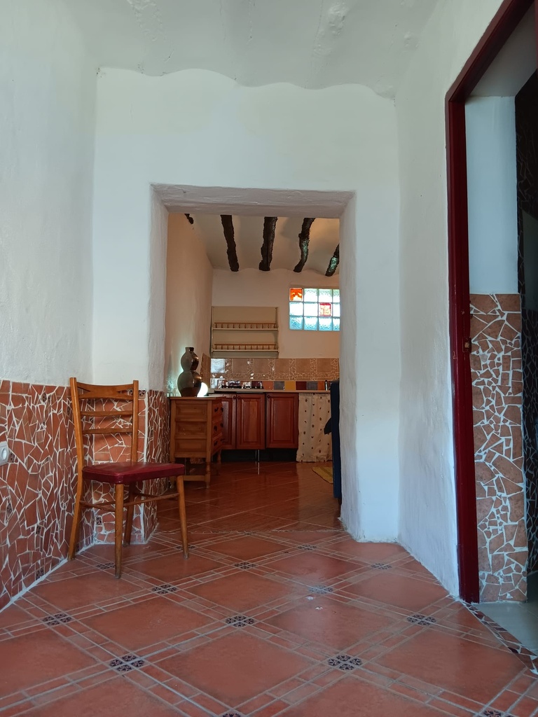 Fantastische Gelegenheid in Caniles – 5 slaapkamers, 2 badkamers, 2 volledig functionele keukens, Hoofdwoning met twee verdiepingen, Zelfstandig 1-slaapkamer appartement met private ingang – Ook beschikbaar met Koop-op-Afbetaling Optie