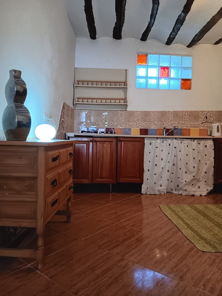 Fantastische gelegenheid in Caniles, Granada – 5 slaapkamers, 2 badkamers, 2 volledig functionele keukens, Twee-verdiepings hoofdwoning, Zelfstandig 1-slaapkamer appartement met eigen ingang – Ook huur-tot-koop optie beschikbaar