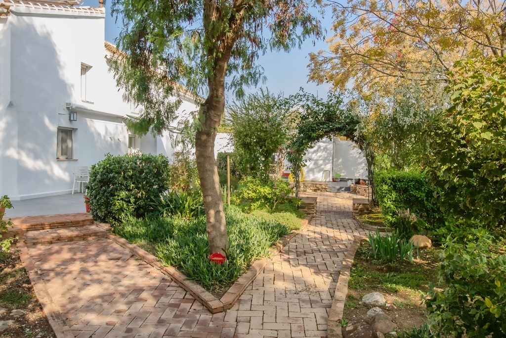 Villa Spaanse “El Jardin Secreto” met 5 slaapkamers, 5 badkamers en onafhankelijk gastenhuisje in Alora