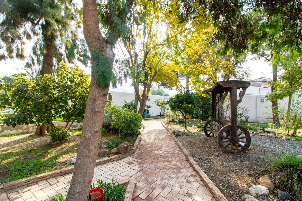 Villa Spaanse “De Geheime Tuin” met 5 slaapkamers, 5 badkamers en onafhankelijk gastenhuisje in Álora