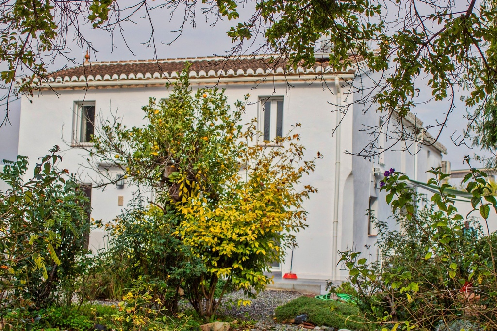 Villa Spaanse “De Geheime Tuin” met 5 slaapkamers, 5 badkamers en onafhankelijk gastenhuisje in Álora