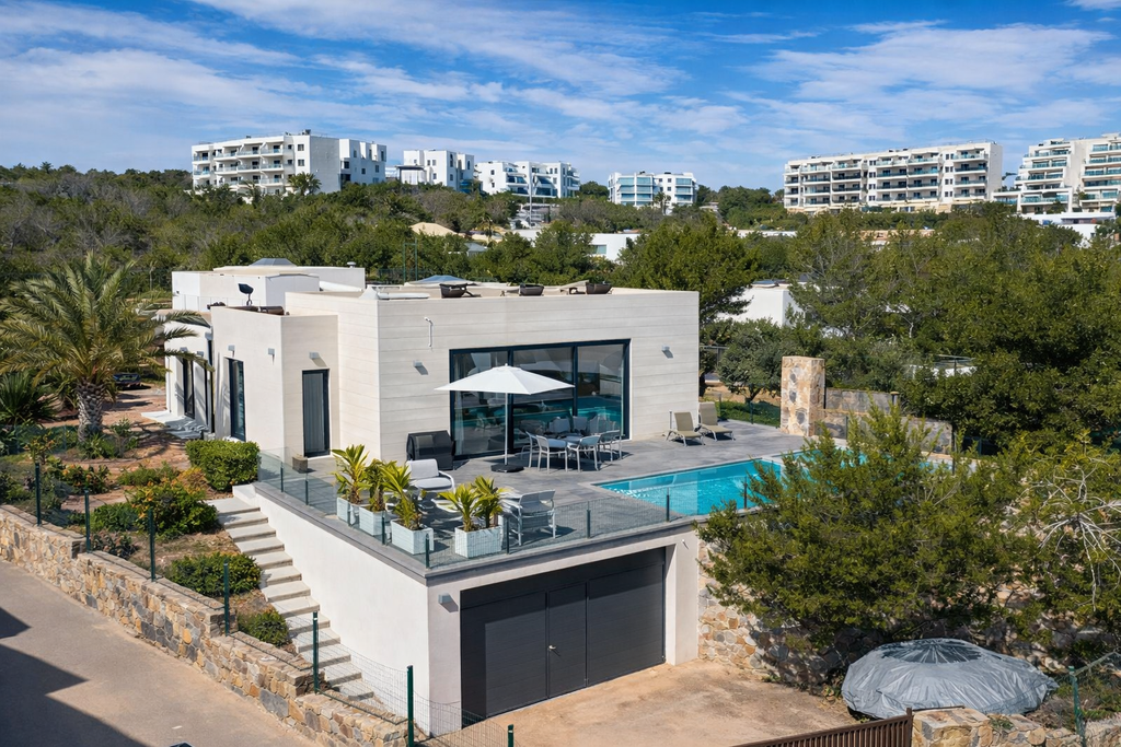Prachtige villa met 4 slaapkamers in Las Colinas Golf, Alicante