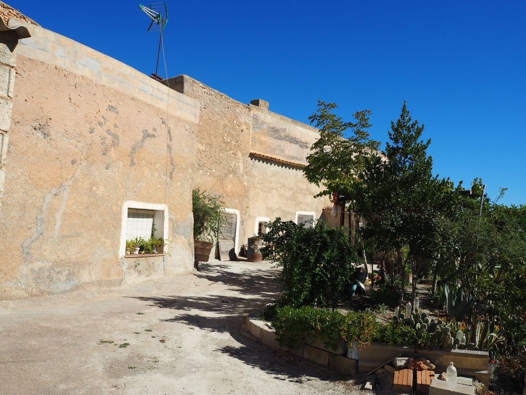 Grottenhuis met 4 slaapkamers en 1 badkamer te koop in Benamaurel, Granada.