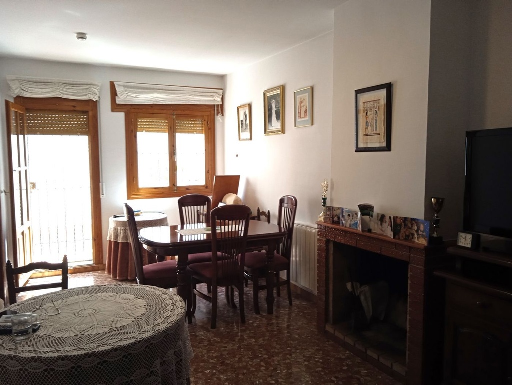 4 Slaapkamer, 2 Badkamer Stadswoning Te Koop in Baza, Granada