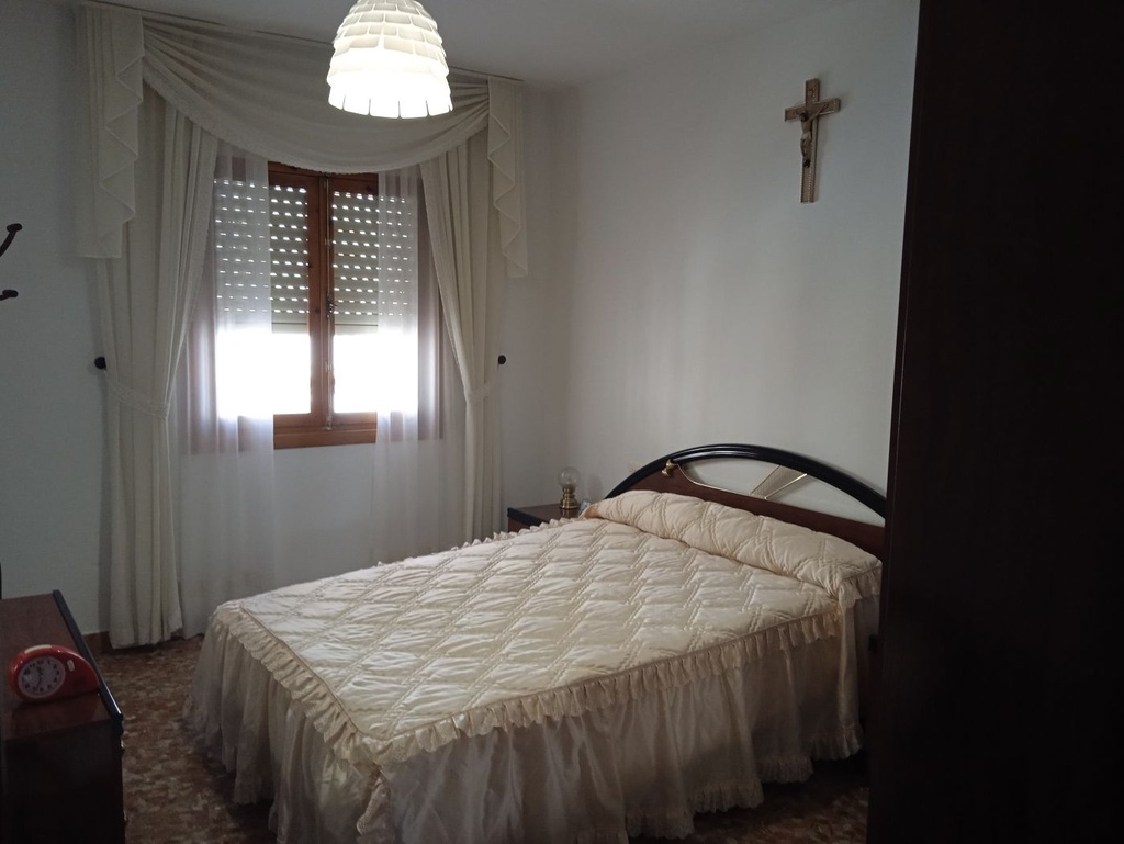 4 Slaapkamer, 2 Badkamer Stadswoning Te Koop in Baza, Granada
