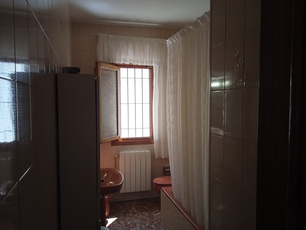 4 Slaapkamer, 2 Badkamer Stadswoning Te Koop in Baza, Granada
