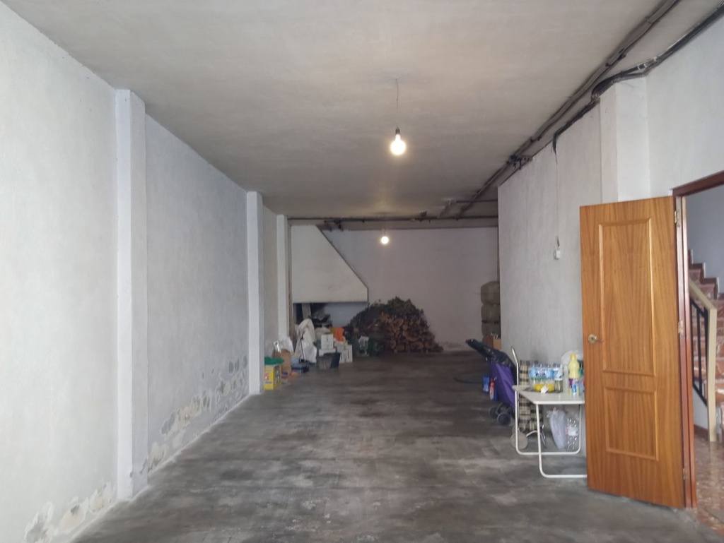 4 Slaapkamer, 2 Badkamer Stadswoning Te Koop in Baza, Granada