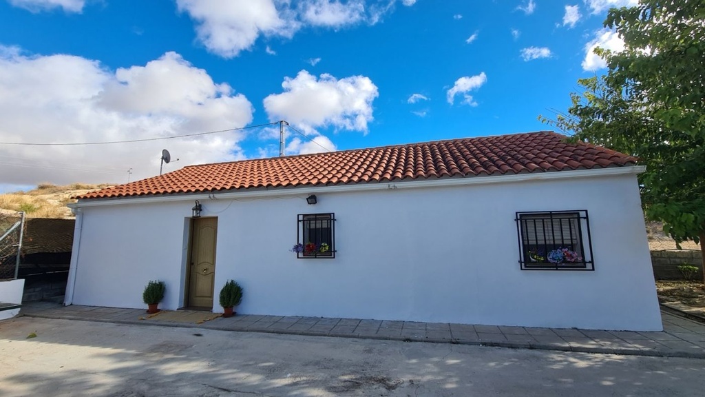 Finca – Landgoed met 3 slaapkamers te koop in Baza, Granada