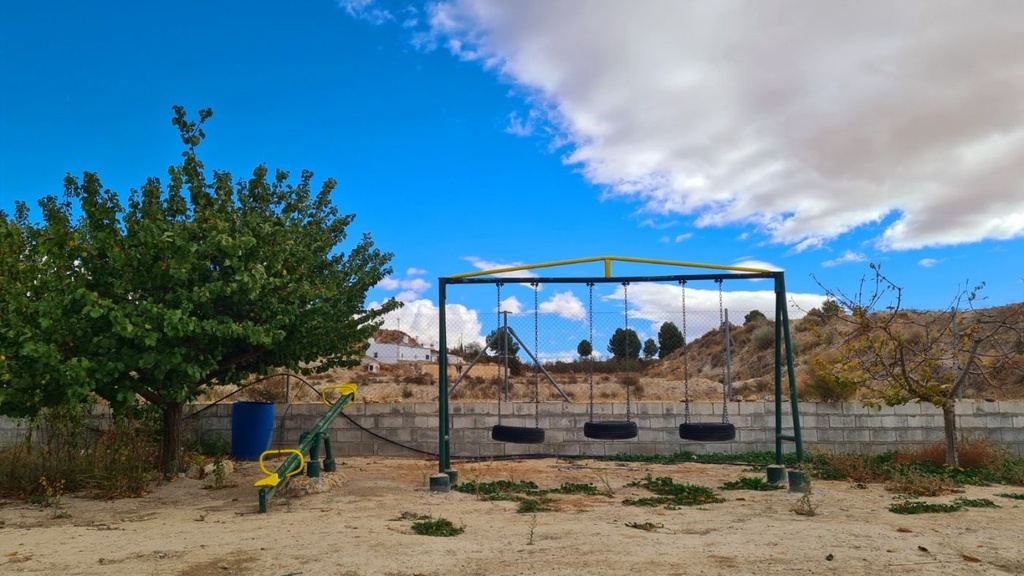 Finca – Landgoed met 3 slaapkamers te koop in Baza, Granada