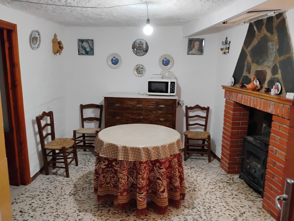 Ruim traditioneel grottenhuis te koop in Castilléjar, Granada