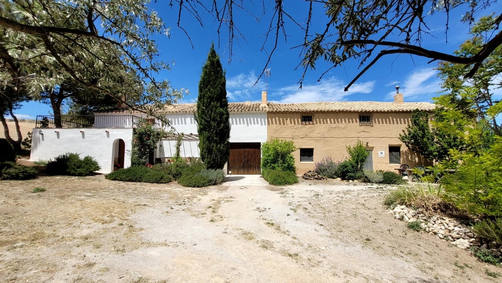 FARM HOUSE – TWO ADJOINING ANDALUSIAN CORTIJOS WITH POOL, TOURIST LICENCE & HUGE POTENTIAL IN GRANADA