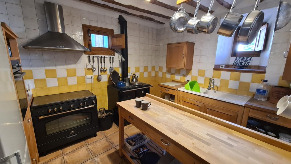 FARM HOUSE – TWO ADJOINING ANDALUSIAN CORTIJOS WITH POOL, TOURIST LICENCE & HUGE POTENTIAL IN GRANADA