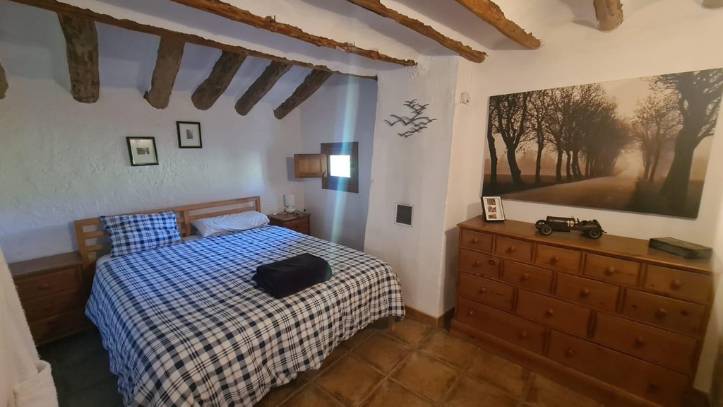 FARM HOUSE – TWO ADJOINING ANDALUSIAN CORTIJOS WITH POOL, TOURIST LICENCE & HUGE POTENTIAL IN GRANADA