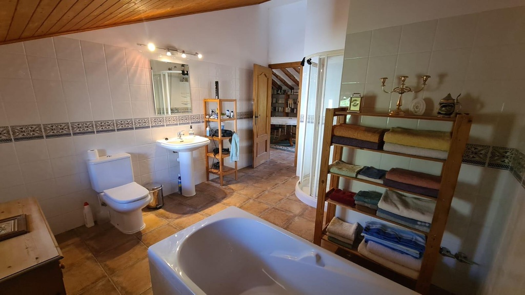 FARM HOUSE – TWO ADJOINING ANDALUSIAN CORTIJOS WITH POOL, TOURIST LICENCE & HUGE POTENTIAL IN GRANADA