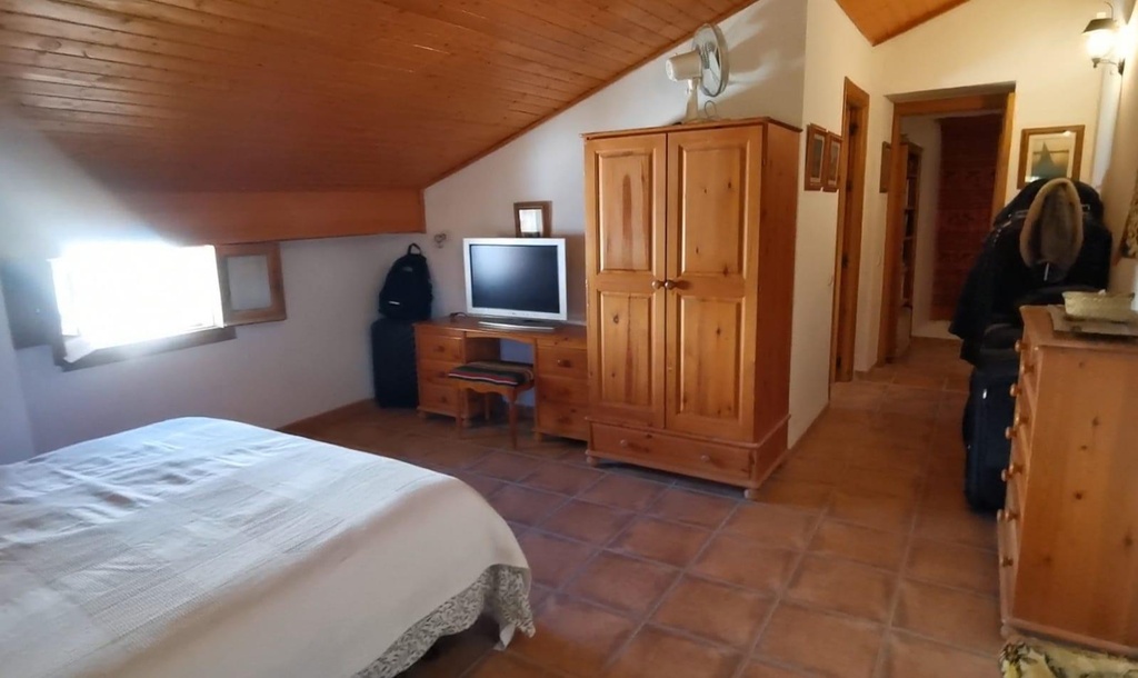 FARM HOUSE – TWO ADJOINING ANDALUSIAN CORTIJOS WITH POOL, TOURIST LICENCE & HUGE POTENTIAL IN GRANADA