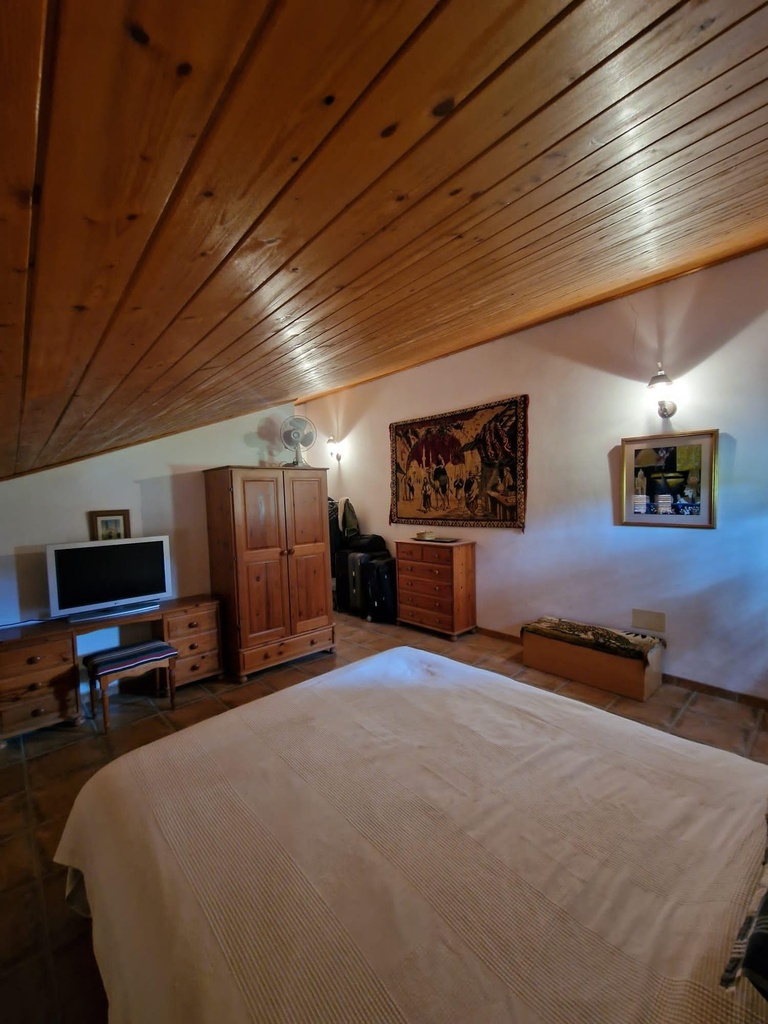 FARM HOUSE – TWO ADJOINING ANDALUSIAN CORTIJOS WITH POOL, TOURIST LICENCE & HUGE POTENTIAL IN GRANADA