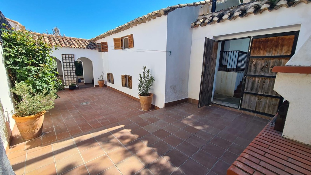FARM HOUSE – TWO ADJOINING ANDALUSIAN CORTIJOS WITH POOL, TOURIST LICENCE & HUGE POTENTIAL IN GRANADA
