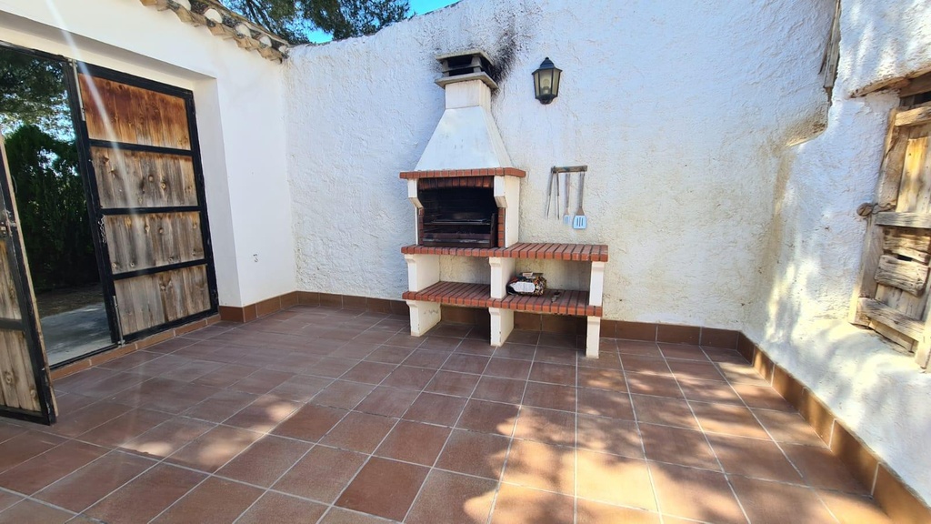 FARM HOUSE – TWO ADJOINING ANDALUSIAN CORTIJOS WITH POOL, TOURIST LICENCE & HUGE POTENTIAL IN GRANADA
