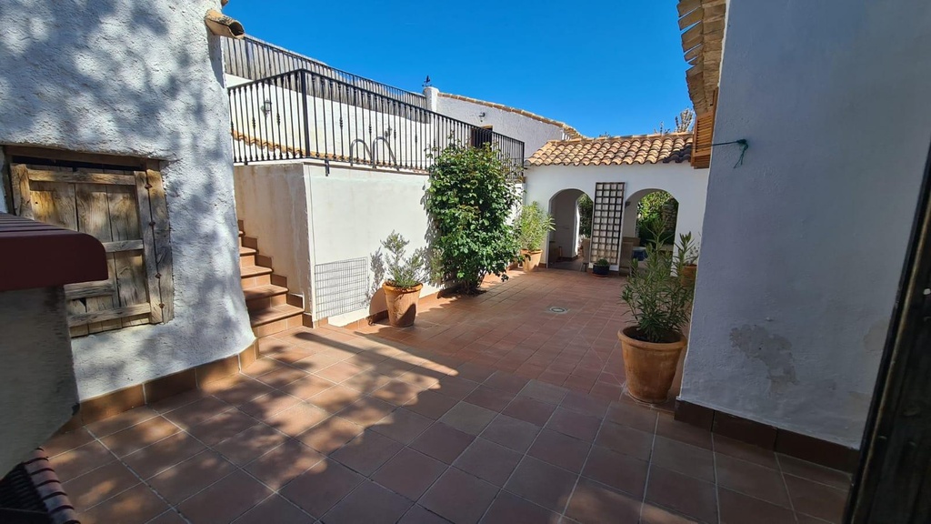 FARM HOUSE – TWO ADJOINING ANDALUSIAN CORTIJOS WITH POOL, TOURIST LICENCE & HUGE POTENTIAL IN GRANADA