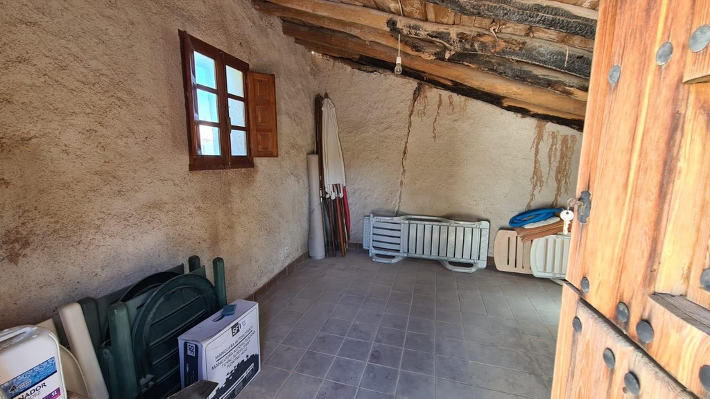 FARM HOUSE – TWO ADJOINING ANDALUSIAN CORTIJOS WITH POOL, TOURIST LICENCE & HUGE POTENTIAL IN GRANADA