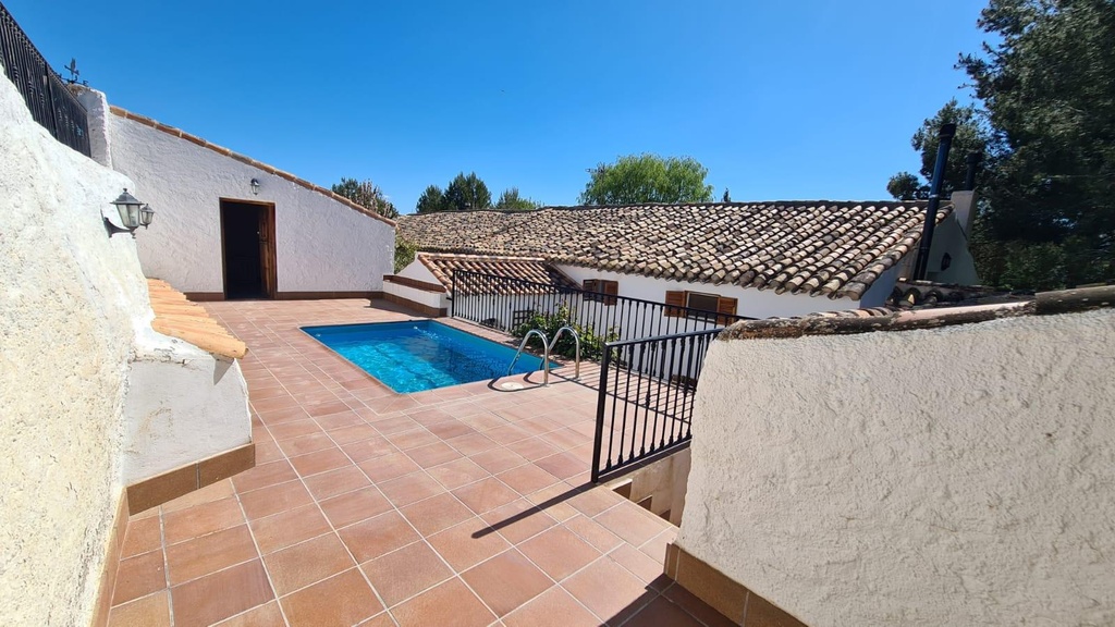 FARM HOUSE – TWO ADJOINING ANDALUSIAN CORTIJOS WITH POOL, TOURIST LICENCE & HUGE POTENTIAL IN GRANADA