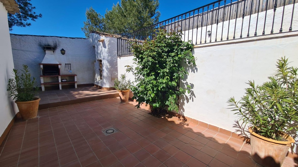 FARM HOUSE – TWO ADJOINING ANDALUSIAN CORTIJOS WITH POOL, TOURIST LICENCE & HUGE POTENTIAL IN GRANADA
