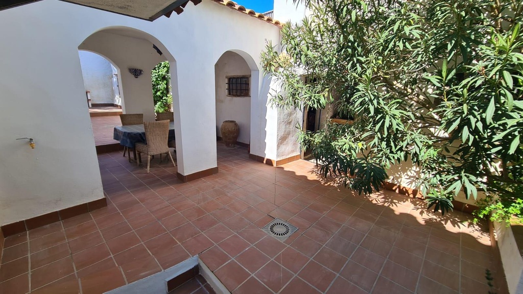 FARM HOUSE – TWO ADJOINING ANDALUSIAN CORTIJOS WITH POOL, TOURIST LICENCE & HUGE POTENTIAL IN GRANADA