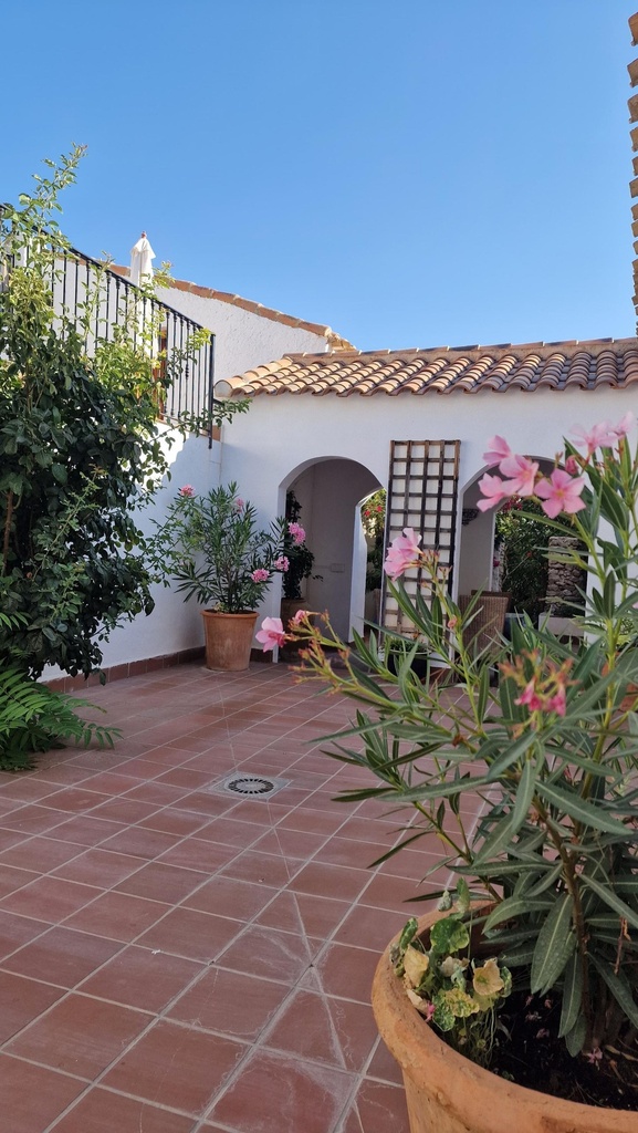 FARM HOUSE – TWO ADJOINING ANDALUSIAN CORTIJOS WITH POOL, TOURIST LICENCE & HUGE POTENTIAL IN GRANADA