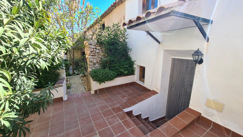 FARM HOUSE – TWO ADJOINING ANDALUSIAN CORTIJOS WITH POOL, TOURIST LICENCE & HUGE POTENTIAL IN GRANADA