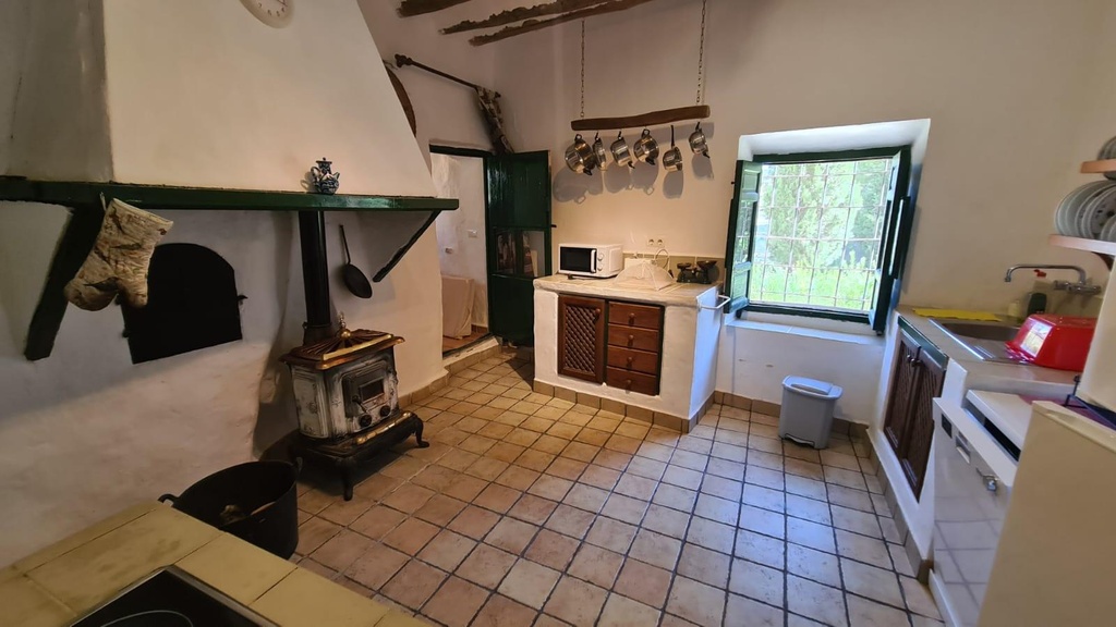 FARM HOUSE – TWO ADJOINING ANDALUSIAN CORTIJOS WITH POOL, TOURIST LICENCE & HUGE POTENTIAL IN GRANADA